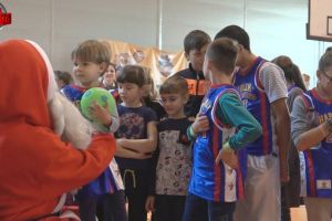 Moş Crăciun a venit la copiii din centrele de plasament, după ce au învăţat să joace baschet