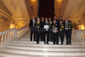 Trei olimpici internaţionali şi profesorii lor coordonatori, premiaţi de Ministerul Educaţiei