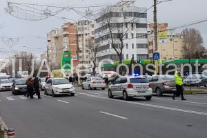 Imagini de la eveniment. Accident rutier in municipiul Constanta, pe bulevardul Tomis. O persoana a fost ranita