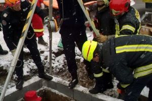 Forţe sporite pentru scoaterea unui bărbat căzut într-un canal