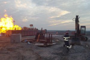 FOTO. Turnul sondei de la Moftin s-a prăbuşit. Încep primele intervenţii
