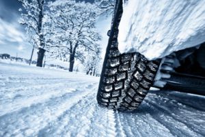 Anvelopele de iarna, OBLIGATORII pe drumuri acoperite cu zăpadă, gheaţă sau polei