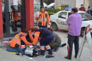 Un ploiestean gasit in stare de inconstienta, cazut pe strada, salvat de politisti si medicii de pe Ambulanta
