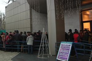 Sute de gălăţeni au îngheţat la coadă pentru un bilet la Revelionul Pensionarilor