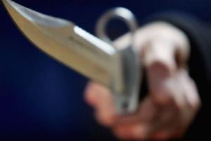 IMAGINI de groază. Un tânăr de 17 ani a fost ÎNJUNGHIAT într-o scară de bloc 