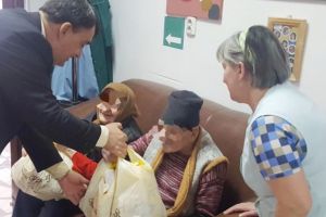 Cadouri de la prefectul Florian Marin pentru batranii din căminele Băile Govora şi Nicolae Bălcescu
