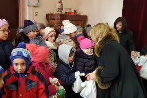 Deputatul PSD Rodica Paraschiv le-a facut o surpriza copiilor de la Scoala din Prajani