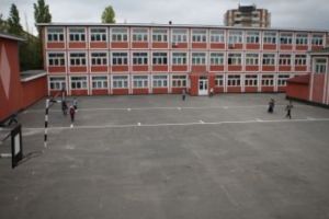 Persoanele care umblă prin şcoli cu faţa acoperită ar putea risca o amendă de până la 50.000 de lei