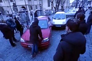 VIDEO – Incident la flashmob-ul din faţa PSD Sibiu. Protestatar acroşat de o maşină