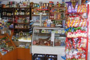 Legea nu a ajuns si in satele din Prahova. Magazinele de la tara vand marfa expirata sau fac evaziune