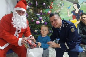 Poliţiştii au fost Moş Crăciun pentru copiii din Centrul de plasament ,,Visătorii” din ...