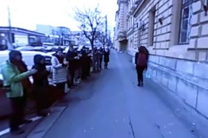VIDEO – Protestul magistraţilor de la Sibiu, aplaudat din nou în faţa Judecătoriei