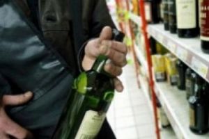 Bărbat din Alba Iulia reţinut de poliţişti – este bănuit că a furat băutură dintr-un magazin din municipiu