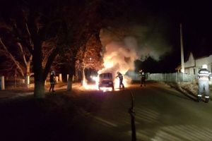 Maşină distrusă de flăcări