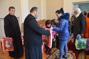 Pachete cu hrana oferite de preoti familiilor nevoiase si oamenilor bolnavi din zona Iosefin