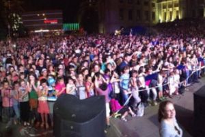Spectacol in fata Palatului Culturii din Ploiesti, miercuri seara