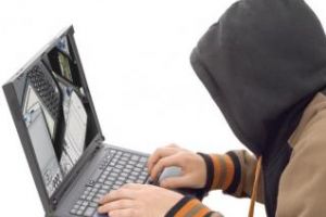 Hackeri români prinşi de poliţişti după ce au răspândit un virus periculos. Au furat bani cu el de la aproape 200 de persoane