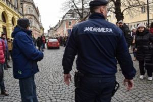 Gesturi EXTREME la un flashmob în Sibiu. Protestatarii au lovit cu BESTIALITATE o maşină