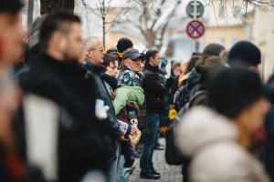 VIDEO – Flashmob din nou în faţa PSD Sibiu. Oamenii au stat şi mai aproape de sediu