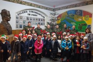 FOTO. Militarii Batalionului 136 Geniu ”Apulum” din Alba Iulia colindaţi de peste 80 de copilaşi