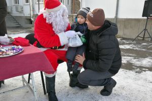 Moş Crăciun a împărţit daruri copiilor salvatorilor harghiteni
