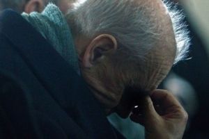 Un bărbat de 47 de ani i-a pus tatălui său, în vârstă de 80 de ani, o pătură pe cap şi l-a lovit de mai multe ori cu pumnii