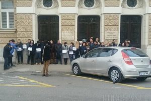 Cu robele pe braţe: Judecătorii şi procurorii din Oradea au ieşit din nou în stradă!