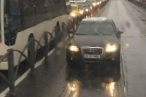 SCANDAL la Primăria Capitalei! Ce s-a întâmplat cu şoferul care a condus maşina instituţiei pe linia de tramvai