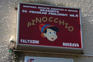 ”Ornamente pentru sărbătorile de iarnă”, la Grădiniţa „Pinocchio” din Fălticeni