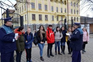 FOTO: Poliţiştii din Alba continuă activităţile informativ – preventive adresate copiilor. Recomandări pentru o vacanţă de iarnă în siguranţă