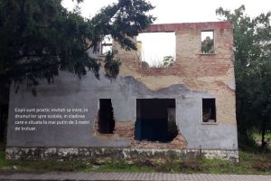 Ne enervează: O clădire în ruină din curtea ITM pune în pericol elevii din campusul şcolar (FOTO)