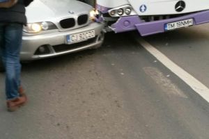 Mijloc de transport public avariat din cauza unui sofer care nu a acordat prioritate, la Timisoara