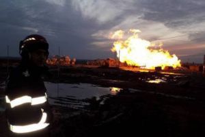 Autorităţile nu găsesc soluţia să oprească incendiul de la sonda de gaz din Satu Mare. Focul arde de trei zile