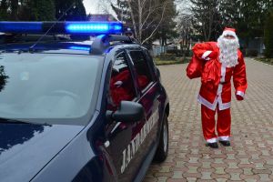 Moş Crăciun a sosit încărcat de daruri pentru copiii jandarmilor băcăuani