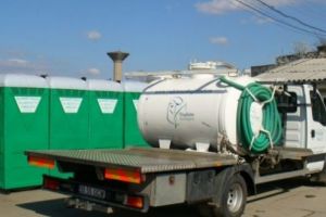 DN 76 – recepţie cu WC-uri, dar fără WC-uri. Toaletele ecologice din parcările de pe şoseaua Deva – Brad au apărut dimineaţa şi au dispărut la amiază