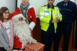 Gest de omenie. Poliţiştii s-au transformat în ajutoarele lui Moş Crăciun