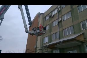 Moş Crăciun a venit cu sacul plin de daruri pentru copiii pompierilor