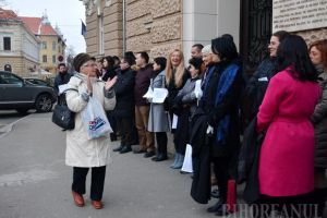 Cu robele pe braţe: Judecătorii şi procurorii din Oradea au ieşit din nou în stradă! (FOTO / VIDEO)