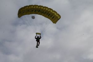 Moş Crăciun s-a paraşutat pe aerodromul Bacău