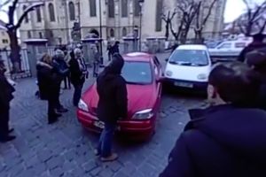 VIDEO Incidentul de la flashmob-ul din Piaţa Huet – Poliţia l-a identificat pe şoferul ce a acroşat un om