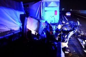 Ciocnire violentă între tiruri pe autostradă