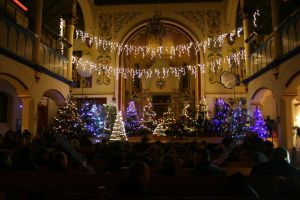 „Parada brăduţilor” a adus lumină şi bucurie într-o familie greu încercată (FOTO)