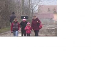O familie cu 5 copii din Vâlcea a rămas izolată de restul lumii, din cauza unor exploatări miniere