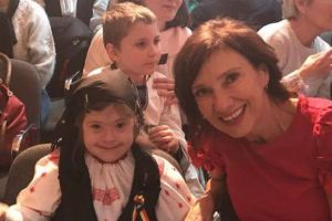 FOTO – Carmen Iohannis a mers cu cadouri la copii bolnavi de autism în Sibiu