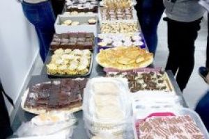 Târg de prăjituri în scop caritabil: “Am vrea să dăm din bucuria noastră”