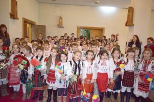 Vine Crăciunul! Colindători la prefect