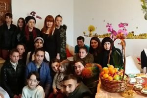 Vestea Naşterii Domnului adusă de elevi ai Liceului Tehologic „Jacques M. Elias“ la „Aşezământul Geosic pentru bunici“ din Sascut