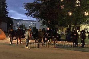 FOTO-ULTIMĂ ORĂ: Percheziţii în desfăşurare la blocul G2 din Bahne