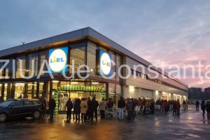 Imagini de la eveniment. Magazinul Lidl amenajat pe locul fostului Interex inaugurat la Constanta. Clientii s-au asezat la coada cu cateva ore inainte (galerie foto)