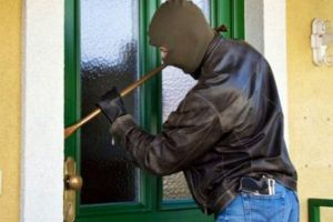 Ziua de 13 decembrie a fost cu ghinion pentru o familie din Prahova. Hotii au furat 10.000 de euro din locuinta